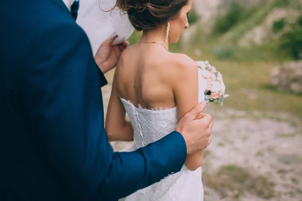 Casal segurando um ao outro — Fotografia de Stock