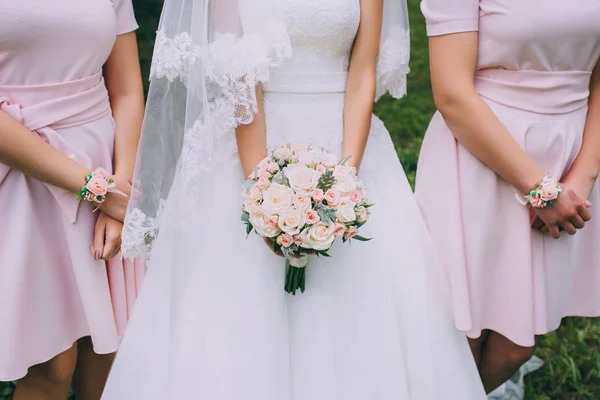 Sposa con mazzo di fiori — Foto Stock