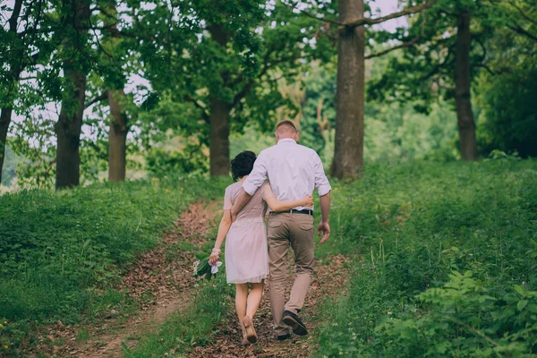 Pareja abrazándose — Foto de Stock