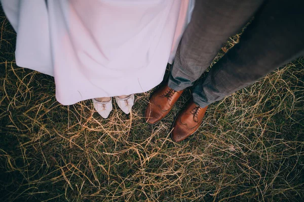 Casal segurando um ao outro — Fotografia de Stock