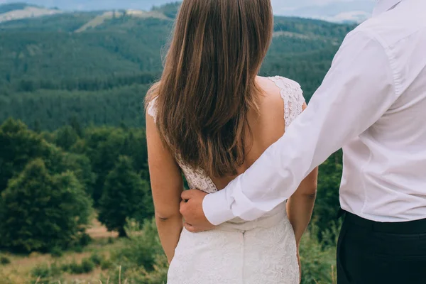 Casal segurando um ao outro — Fotografia de Stock