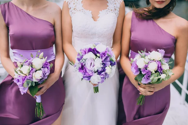 Mariée avec bouquet de fleurs — Photo