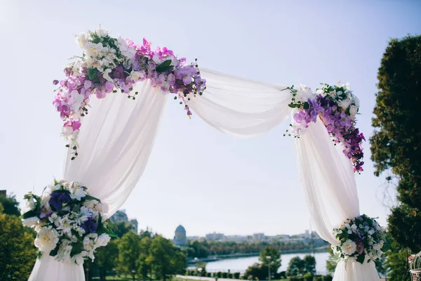 花の結婚式のアーチ — ストック写真