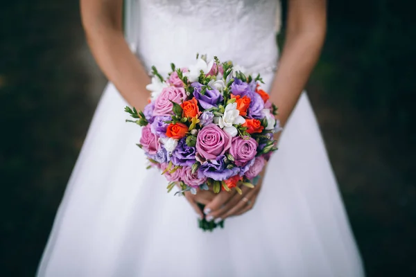 Noiva com buquê de flores — Fotografia de Stock