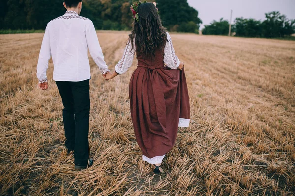 Casal segurando um ao outro — Fotografia de Stock