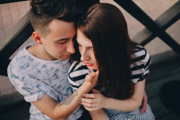 Bonito jovem casal — Fotografia de Stock