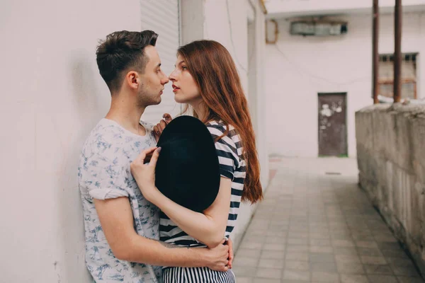 Bonito jovem casal — Fotografia de Stock