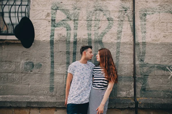 Bonito jovem casal — Fotografia de Stock