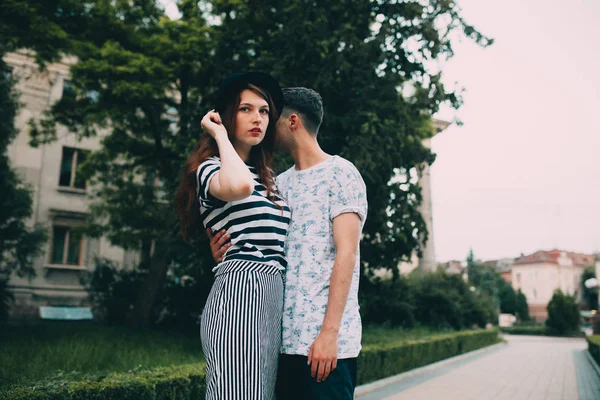 Bonito jovem casal — Fotografia de Stock