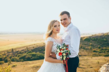 yakışıklı damat holding gelin 