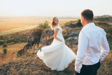 yürüyüş güzel düğün çifti