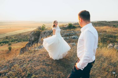 yürüyüş güzel düğün çifti