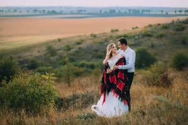 Çift birbirlerine holding