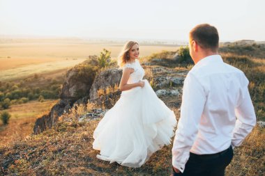Düğün iki gün batımı zamanı içinde