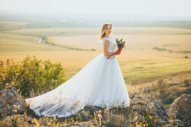 Gelinlik giymiş gelin