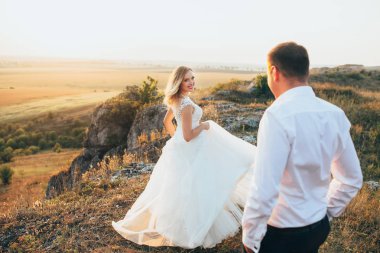 Düğün iki gün batımı zamanı içinde