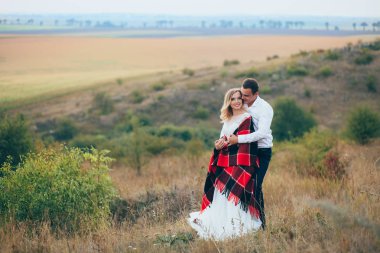 Çift birbirlerine holding