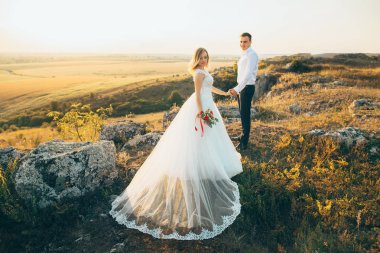 Çift birbirlerine holding