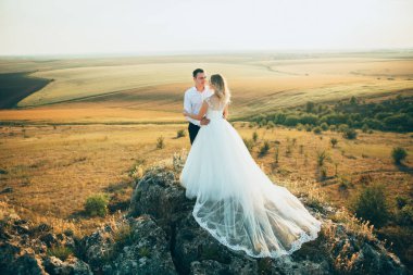 Düğün çift doğa üzerinde