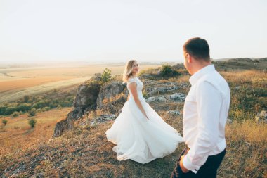 yürüyüş güzel düğün çifti