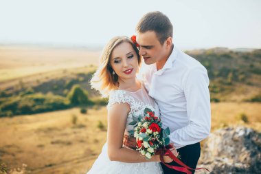 yakışıklı damat holding gelin 