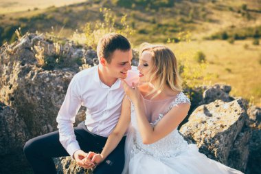 Kayalar üzerine oturan Çift