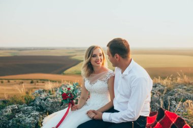 Kayalar üzerine oturan Düğün çifti