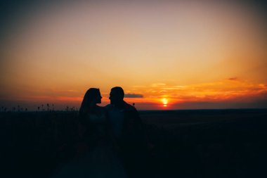 Düğün çift doğa üzerinde