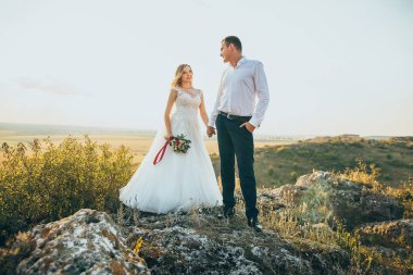 mutlu evlilik çift doğa üzerinde