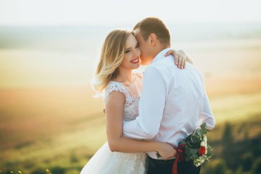 Holding ve öpüşme gelin damat 