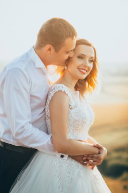 Holding ve öpüşme gelin damat