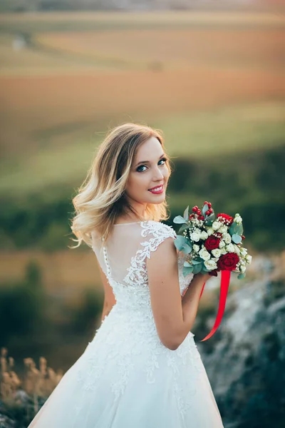 Красивая невеста на природе — стоковое фото