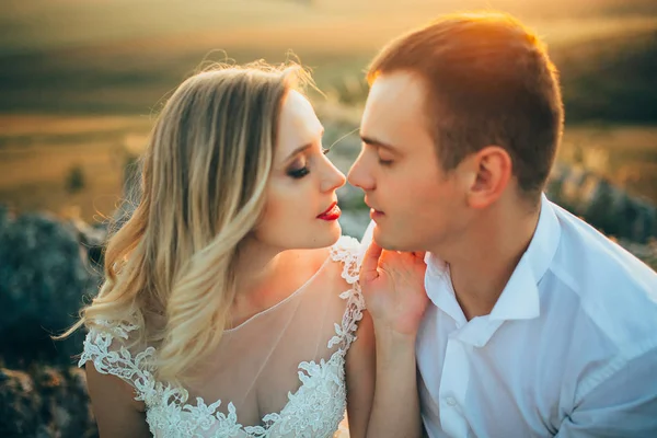 Glückliches Hochzeitspaar — Stockfoto