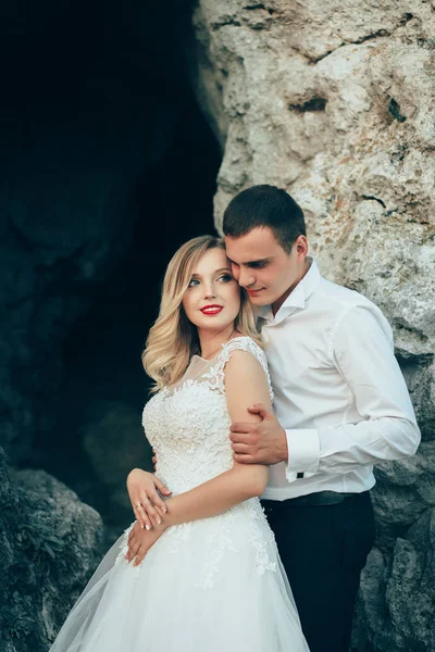 Pareja de boda en rocas grandes — Foto de Stock