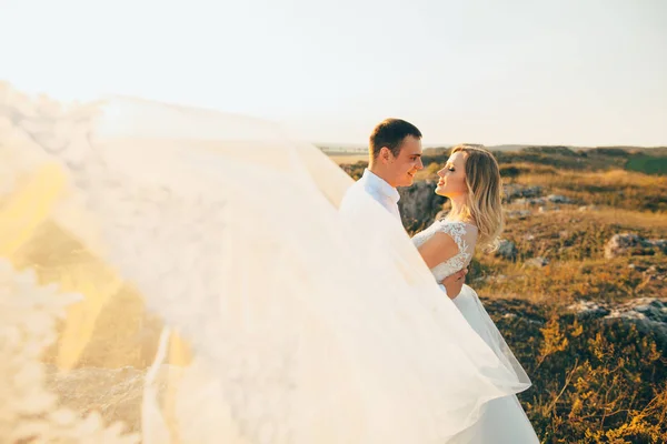Bröllop par kramar — Stockfoto