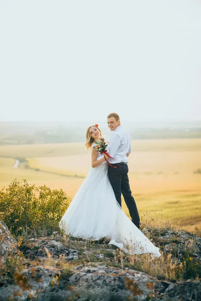 Bruidegom bedrijf bruid — Stockfoto