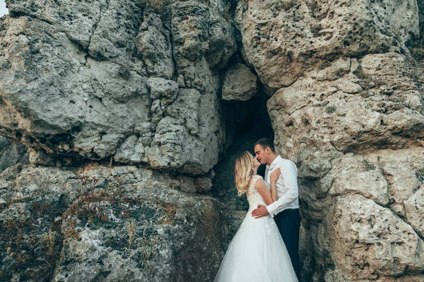 Pareja de boda en rocas grandes — Foto de Stock