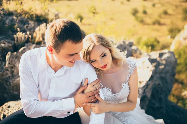 Belo casal sentado em rochas — Fotografia de Stock