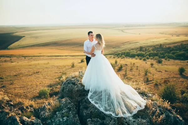 Svatební pár na přírodu — Stock fotografie