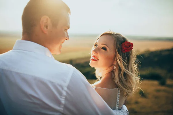 Romantische bruidspaar — Stockfoto