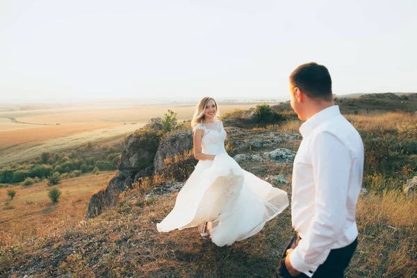 Vackra bröllop par promenader — Stockfoto