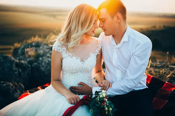 Pareja de boda al atardecer — Foto de Stock