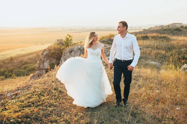 Svatební pár v západu slunce — Stock fotografie