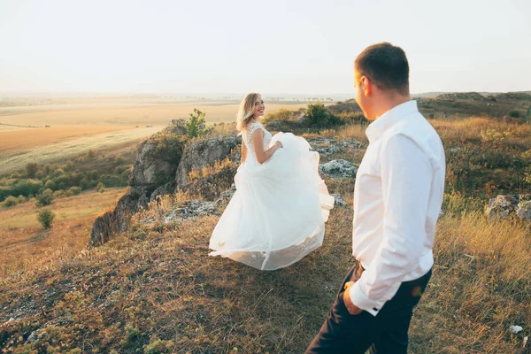 Krásné svatební pár chůze — Stock fotografie