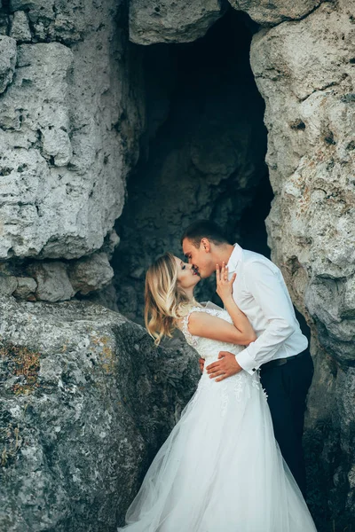 Casamento casal na natureza — Fotografia de Stock