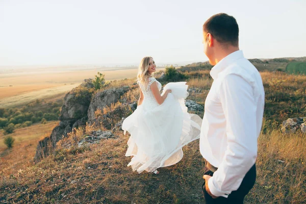 Krásné svatební pár chůze — Stock fotografie