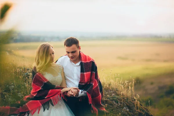 Mooie bruidspaar op aard — Stockfoto