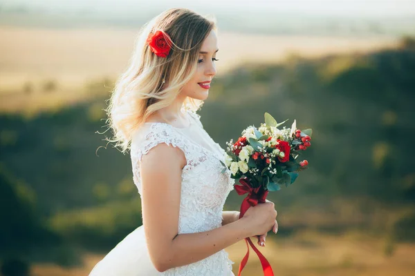 Hermosa novia en vestido de novia —  Fotos de Stock