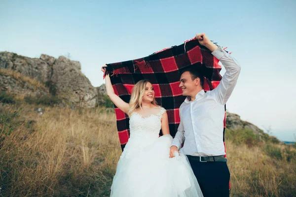 Casal segurando um ao outro — Fotografia de Stock