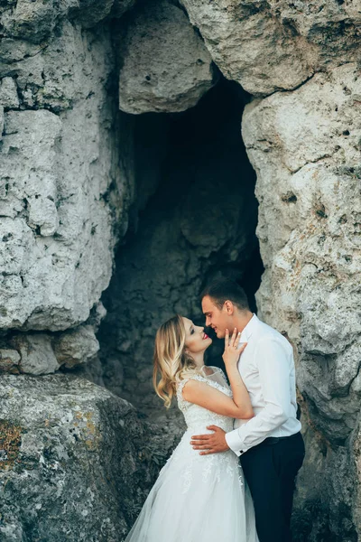 Matrimonio coppia sulla natura — Foto Stock